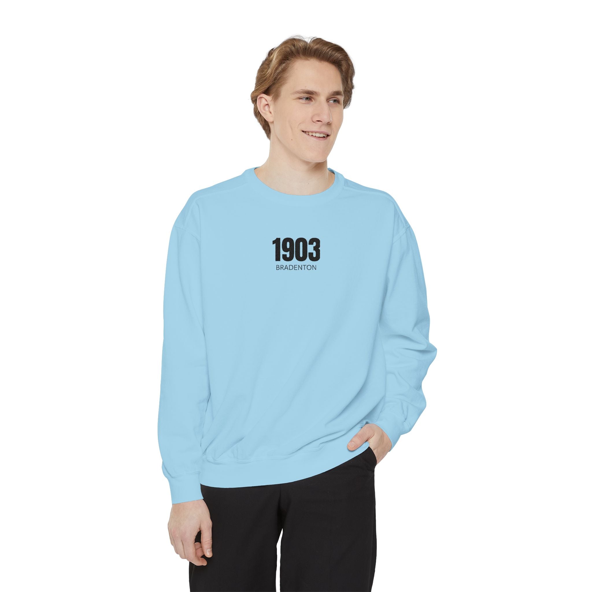 3 - 1903 Crest Embroidered Sweatshirt – Minimal Vintage College Pullover